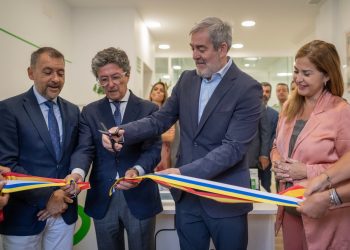 Clavijo destaca el compromiso de la AECC en la inauguración de su nueva sede en Santa Cruz de Tenerife