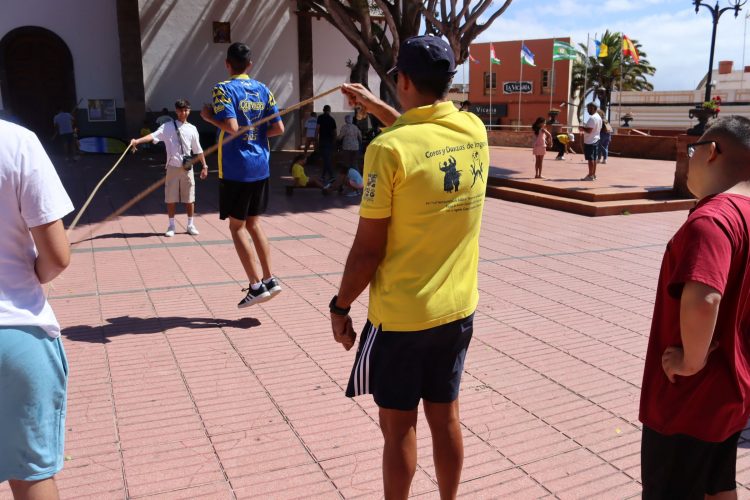 La Plaza de la Candelaria de Ingenio se convierte en un patio de recreo  para recordar los antiguos juegos tradicionales de Canarias
