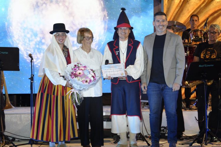 San Bartolomé de Tirajana honra a Rosa María Ortega ‘Rosy’, en la Gran Gala Santiaguera ‘Con alma de mujer’
