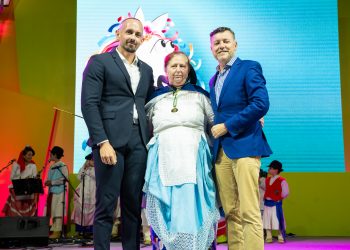 Gáldar entrega la Medalla de Oro de la Ciudad a la AF Harimaguadas durante el XI Festival de Folclore Infantil ‘Gáldar Uniendo Orillas’