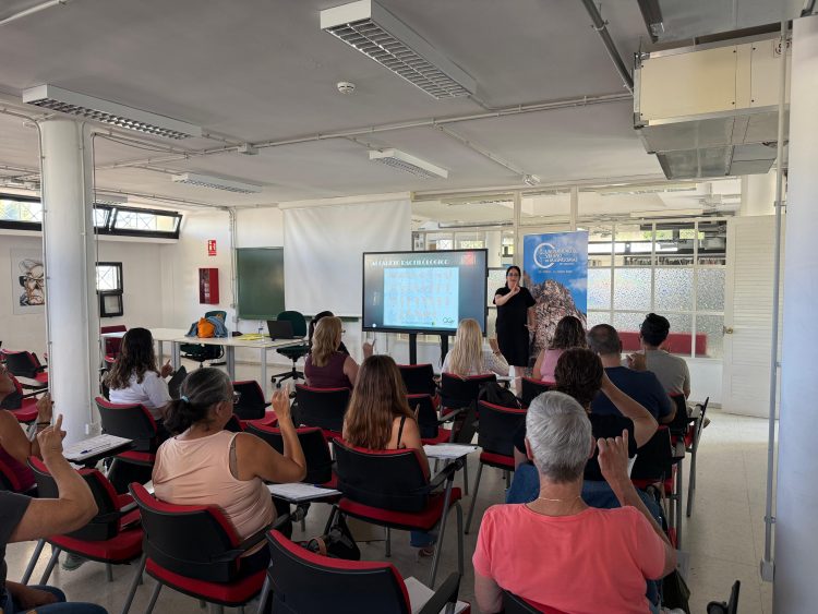 La Universidad de Verano de Maspalomas promueve el aprendizaje de la Lengua de Signos Española