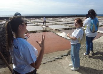 Una visita guiada a las Salinas de Bocacangrejo enseña cómo se obtiene una sal virgen