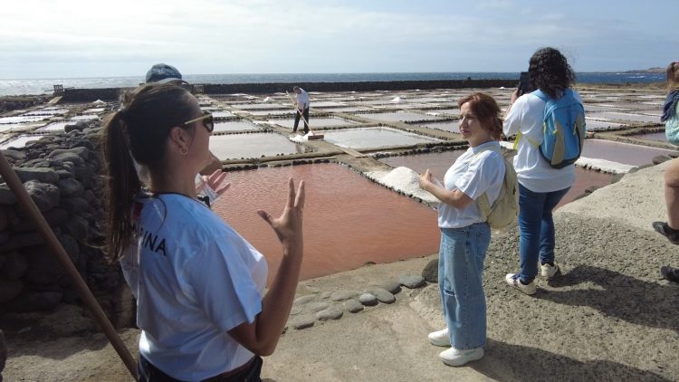 Una visita guiada a las Salinas de Bocacangrejo enseña cómo se obtiene una sal virgen