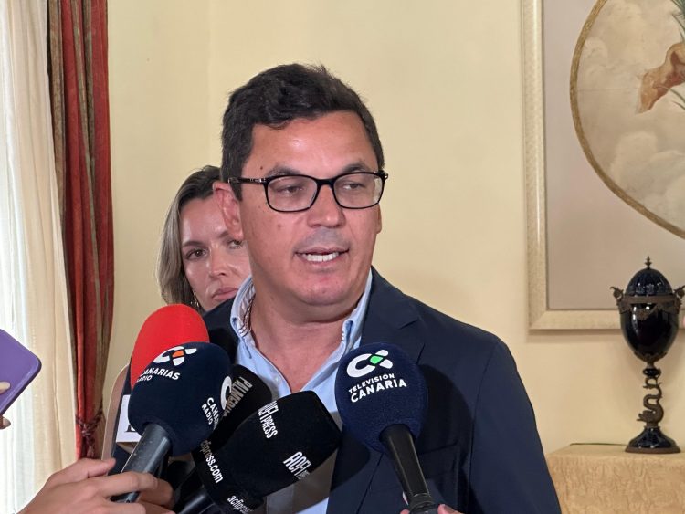 La Consejería insta al Estado a que tenga en cuenta la realidad insular en la posible subida de tasas aeroportuaria