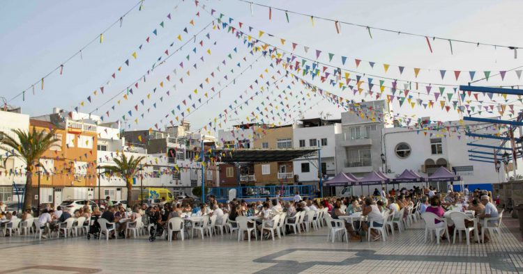 Bonito para todos: 400 kilos en el asadero popular de las Fiestas del Carmen de Arguineguín