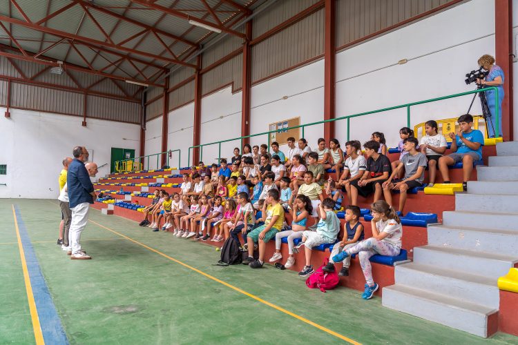 Tenis, fútbol, pintura, talleres y excusiones en los campus de verano en Sardina del Sur