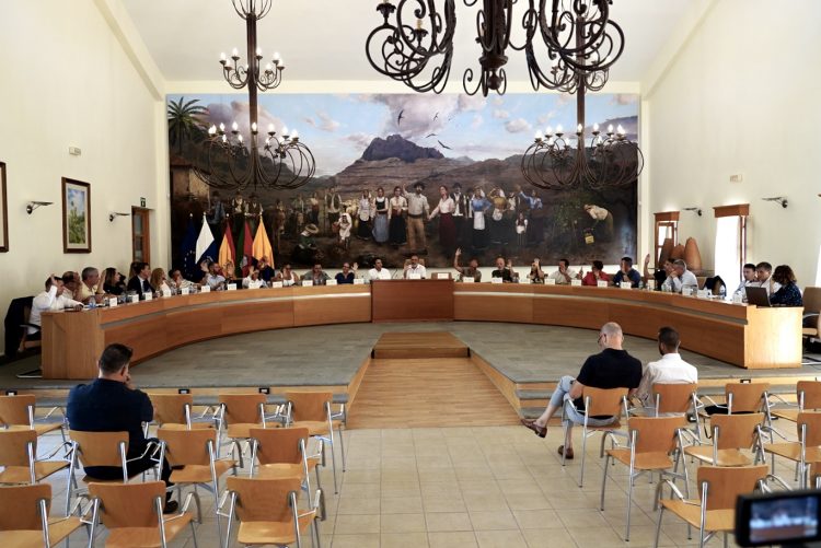 El pleno municipal reconoce a Juanito Ramírez como hijo predilecto y Pedro Medina como hijo adoptivo