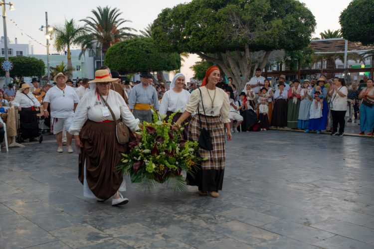 Arguineguín celebra con devoción marinera, jolgorio y generosidad la Romería-Ofrenda de la Virgen del Carmen