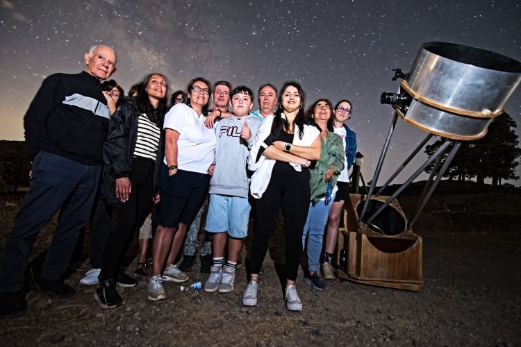 Los participantes en el Taller de Astronomía ‘Mirando las Estrellas’ disfrutaron de una jornada de observación nocturna