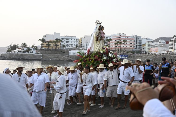 La Virgen del Carmen recorre Arguineguín y Playa de Mogán arropada de fervor marinero