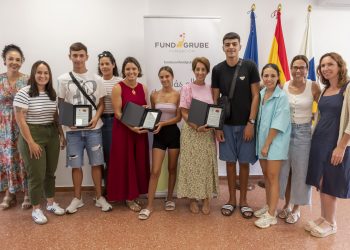 Mogán reconoce el mérito de tres jóvenes del proyecto Applíca-T