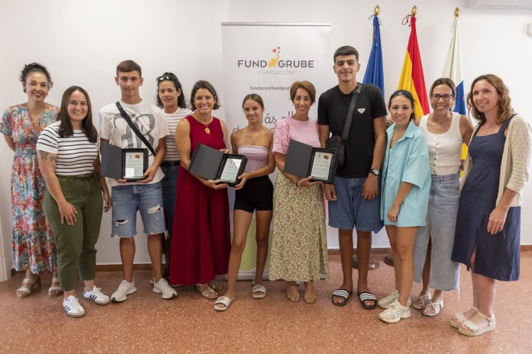 Mogán reconoce el mérito de tres jóvenes del proyecto Applíca-T