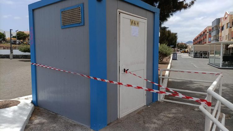 El vandalismo obliga a mantener fuera de servicio el aseo de la playa de La Garita hasta el lunes