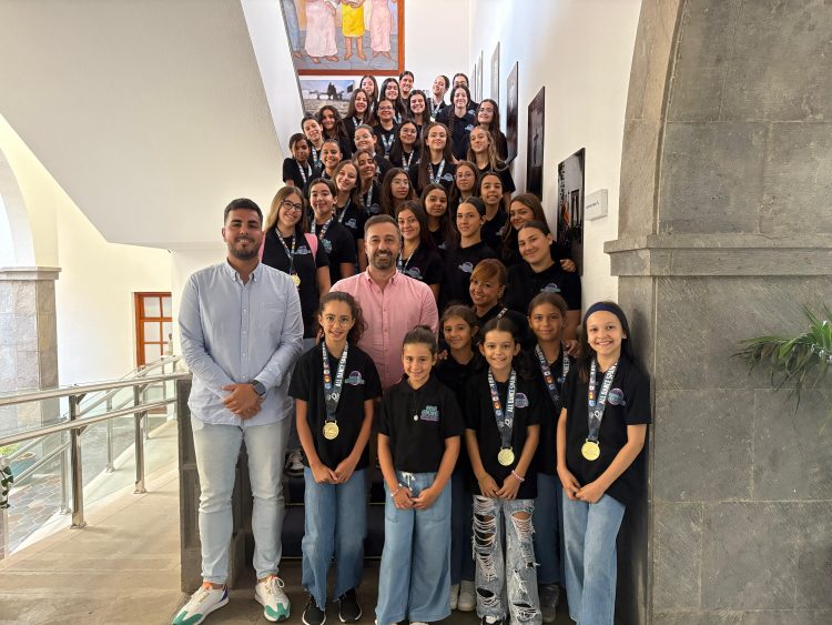 El alcalde de Telde recibe a los grupos de danza de New Ending antes de su participación en los campeonatos europeo e intercontinental