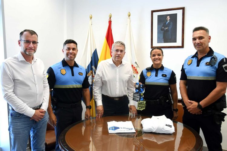 SBT reconoce los méritos deportivos de la policía local J.A.S