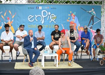 El Festival de Arte en la Calle ‘En Pie’ desafía la gravedad y fusiona danza, acrobacia, tecnología, música y mucho humor