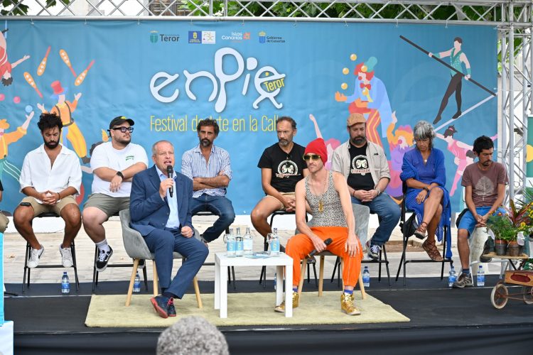 El Festival de Arte en la Calle ‘En Pie’ desafía la gravedad y fusiona danza, acrobacia, tecnología, música y mucho humor