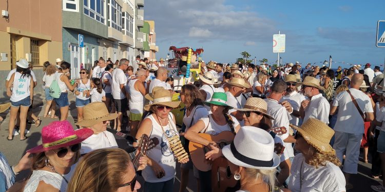 Miles de personas convierten La Vará del Pescao en un mar de tradición y fiesta popular