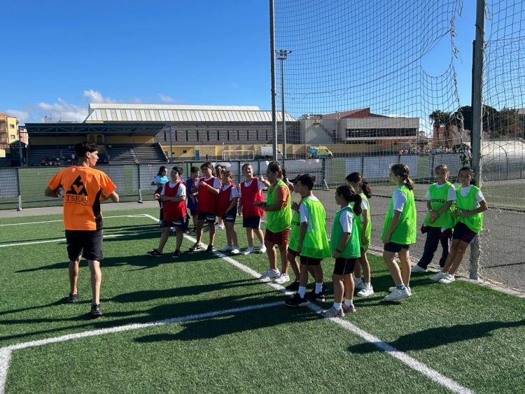Cerca de 700 jóvenes deportistas disfrutan este año de los campus de verano en Agüimes
