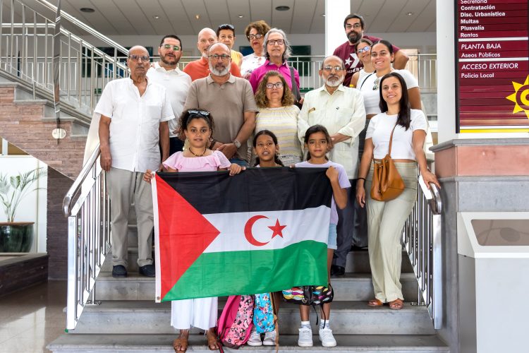 EL ALCALDE FRANCISCO GARCÍA RECIBE A LAS NIÑAS DEL PROGRAMA “VACACIONES EN PAZ” ACOGIDAS POR FAMILIAS DE SANTA LUCÍA DE TIRAJANA