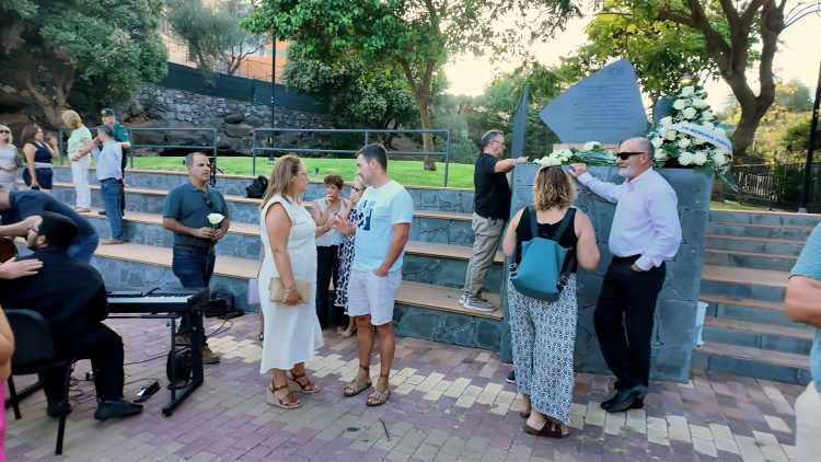 La Villa de Ingenio acogió un emotivo acto en el Jardín de los Ausentes con música, flores y palabras de respeto en el 17º aniversario del accidente aéreo