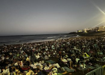 El Cine de Verano en la Playa de Salinetas arrancó con un éxito rotundo