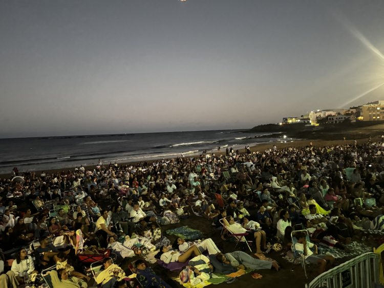 El Cine de Verano en la Playa de Salinetas arrancó con un éxito rotundo