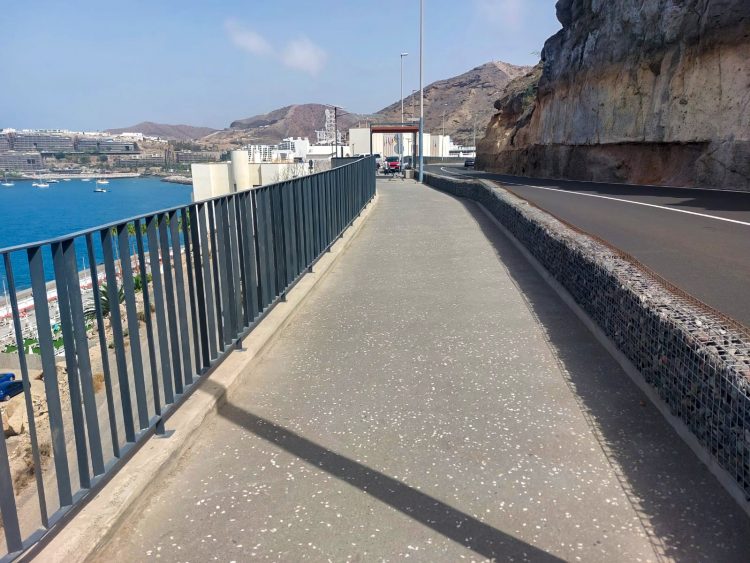 Mogán adjudica la renovación de la barandilla y muro del paseo peatonal entre Arguineguín y Patalavaca