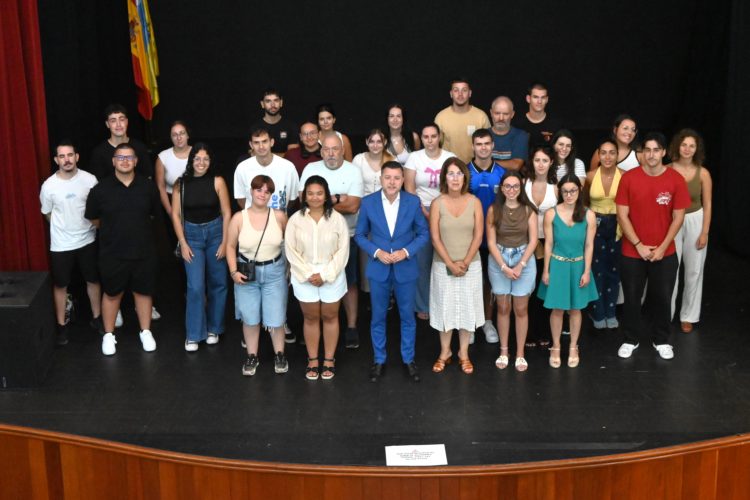 Gáldar entrega las becas concedidas para este curso a los estudiantes beneficiarios