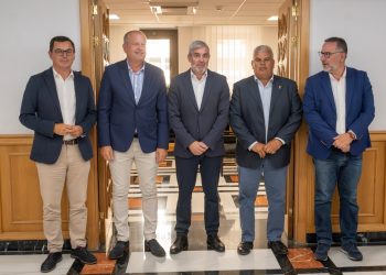 El presidente de Canarias recibe la programación de las Fiestas del Pino 2025 