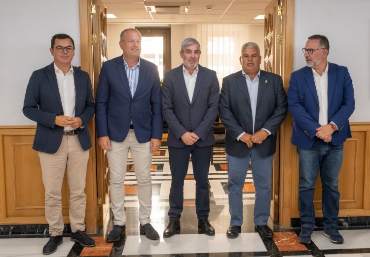El presidente de Canarias recibe la programación de las Fiestas del Pino 2025 