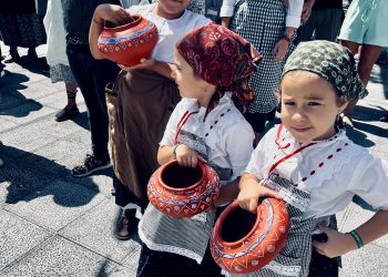 Lomo Magullo celebra con entusiasmo la Traída del Agua Infantil