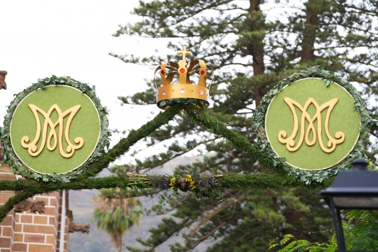 Teror se engalana para la festividad del Pino con elementos alegóricos al 120 aniversario de la Coronación de la Virgen