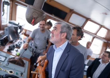 Clavijo advierte en una visita al ‘Open Arms’ que “no se puede responder a la migración desde los despachos”