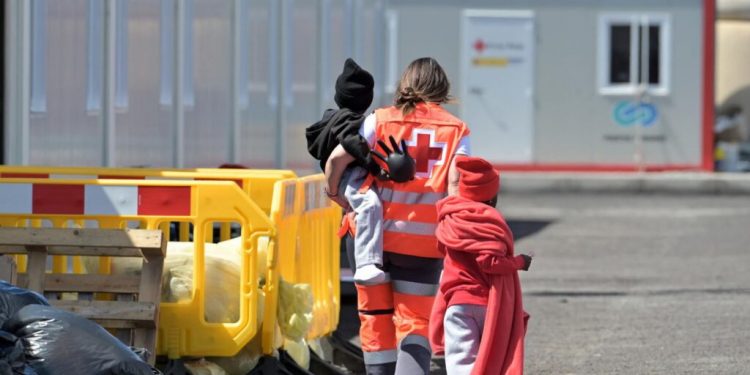 Clavijo reclama máxima celeridad en el reparto de menores tras solicitar Canarias la contingencia migratoria extraordinaria