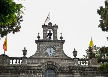 La bandera de la Fiesta del Pino 2025 ya ondea en lo alto de la Basílica