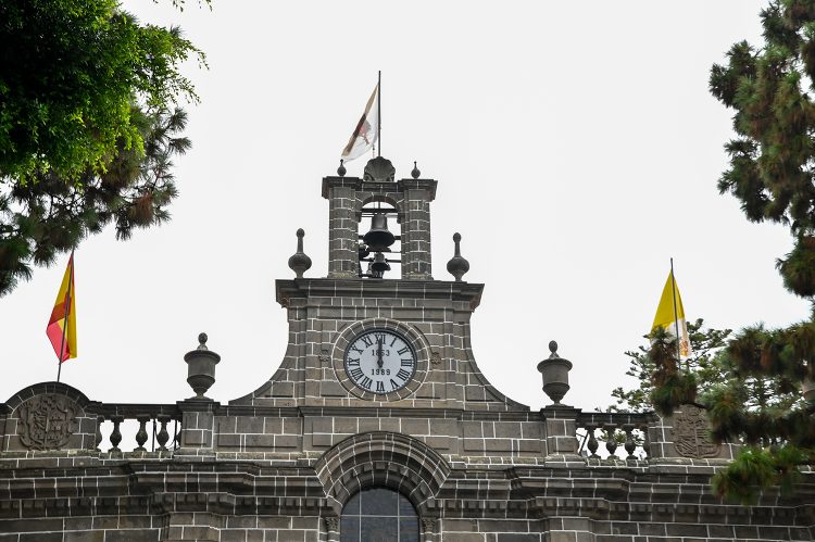 La bandera de la Fiesta del Pino 2025 ya ondea en lo alto de la Basílica