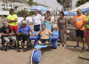 La playa de Puerto Rico cuenta con una nueva silla adaptada