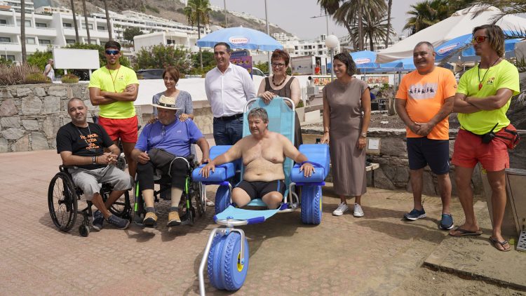 La playa de Puerto Rico cuenta con una nueva silla adaptada
