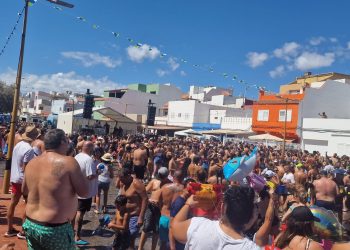 Pozo Izquierdo despide el verano con parrandas, fiesta del agua y pasacalles en la Arrancadilla