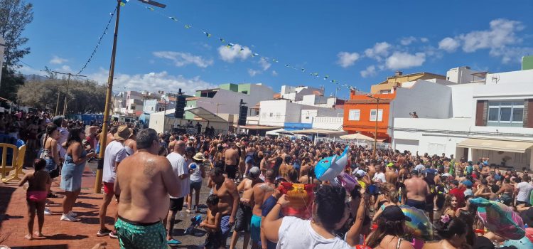 Pozo Izquierdo despide el verano con parrandas, fiesta del agua y pasacalles en la Arrancadilla