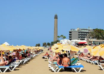 S.B.T. propone ajustar las tarifas de hamacas y sombrillas tras más de 25 años sin revisarse 