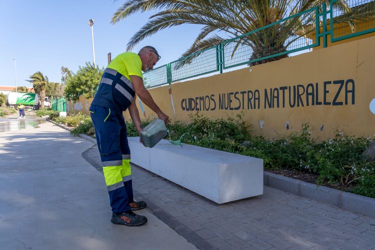 Santa Lucía prepara el inicio del curso escolar con la limpieza de las entradas de los centros educativos