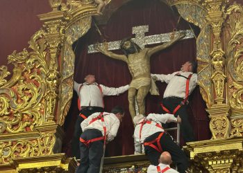 El Santo Cristo de Telde regresa a lo más alto del altar tras diez días de devoción y euforia