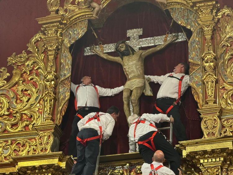 El Santo Cristo de Telde regresa a lo más alto del altar tras diez días de devoción y euforia