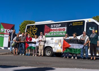 Santa Lucía promueve una campaña en guaguas e instalaciones municipales contra el Genocidio en Palestina