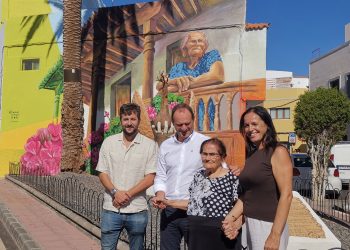 Agüimes luce un nuevo mural en homenaje al patrimonio histórico y a la vecina Carmen Tarajano