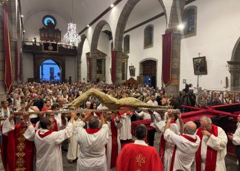 La Bajada del Santo Cristo de Telde llena de emoción y recogimiento la Basílica de San Juan