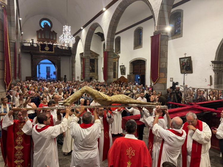 La Bajada del Santo Cristo de Telde llena de emoción y recogimiento la Basílica de San Juan