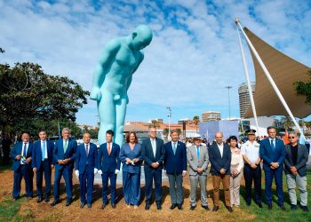 El Puerto de Las Palmas y Corea estrechan lazos con la inauguración del Greetingman, una escultura símbolo mundial de paz y amistad
